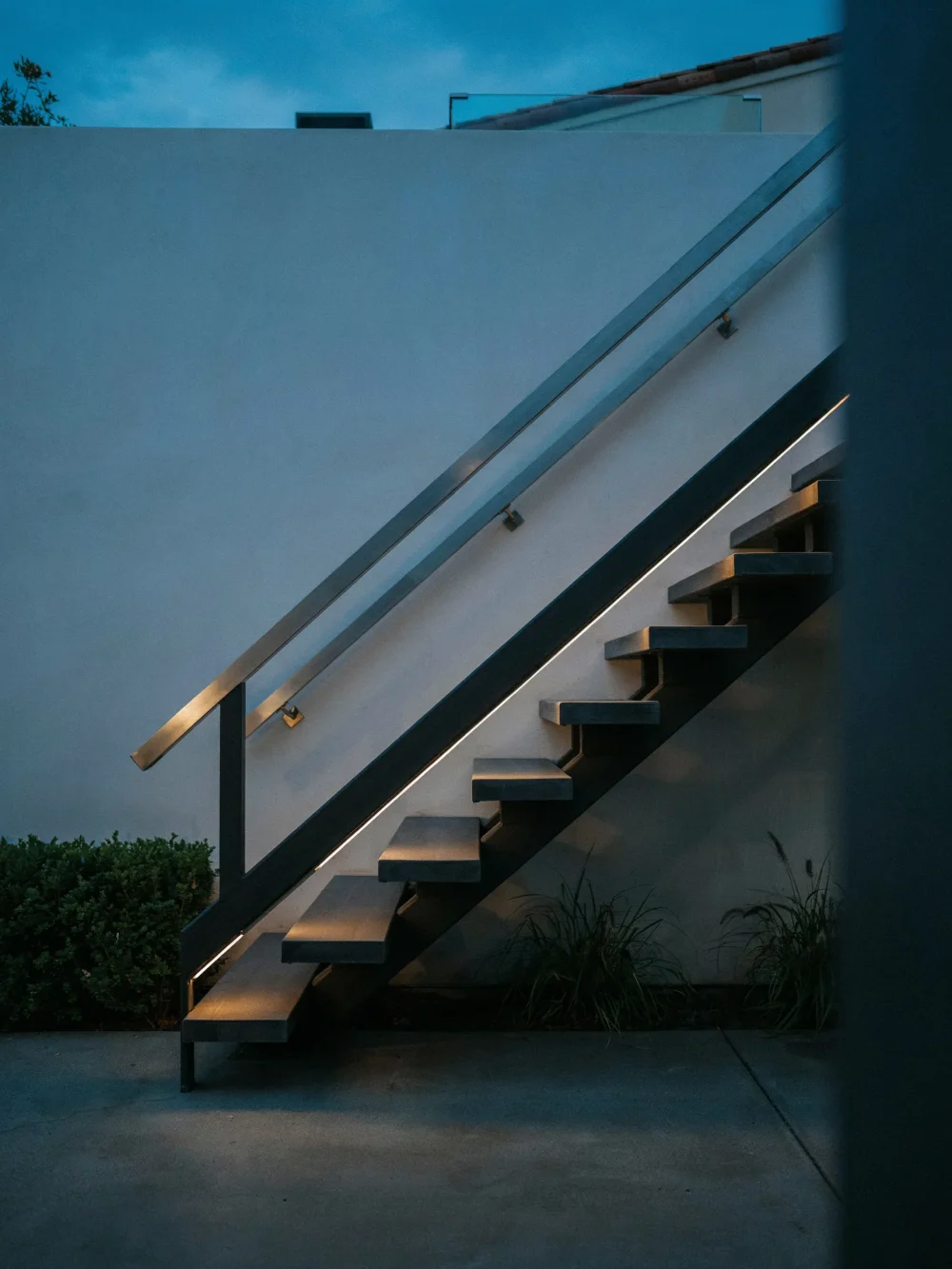 Minimalist Linear Deck Illumination Along Stair Stringers