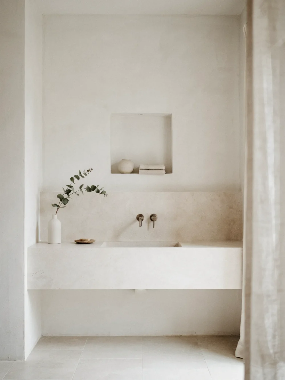 Monochrome White Integrated Sink With Recessed Wall Niche