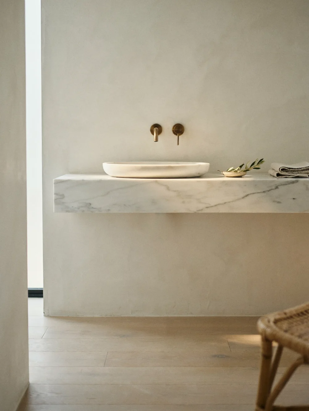 Narrow Floating Marble Slab for Compact Spaces